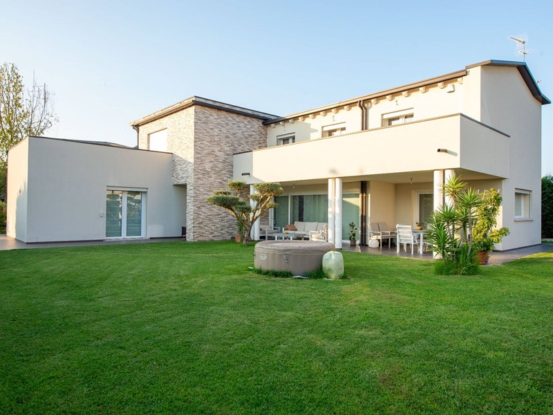 Villa in Vendita a Jesolo, 1'490'000€, 350 m²