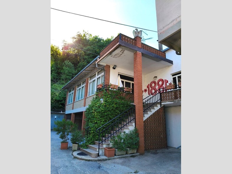 Attività commerciale in Vendita a Amelia, 250'000€, 400 m²