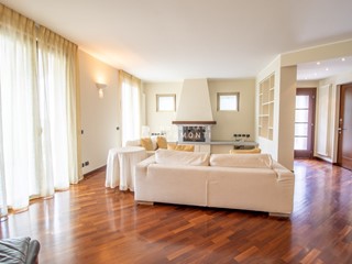 Villa in Vendita a Ello, 790'000€, 400 m²