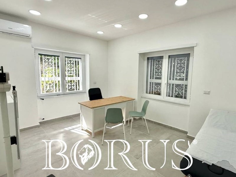 Ufficio in Affitto a Napoli, 250€, 65 m²