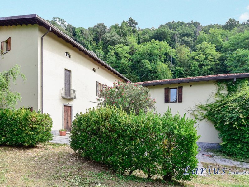 Appartamento in Vendita a Castello di Brianza, 219'000&euro;, 195 m²