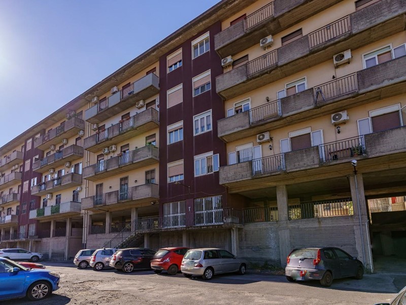 Appartamento in Vendita a Catania, zona San Giovanni Galermo, 120'000&euro;, 138 m², con Box