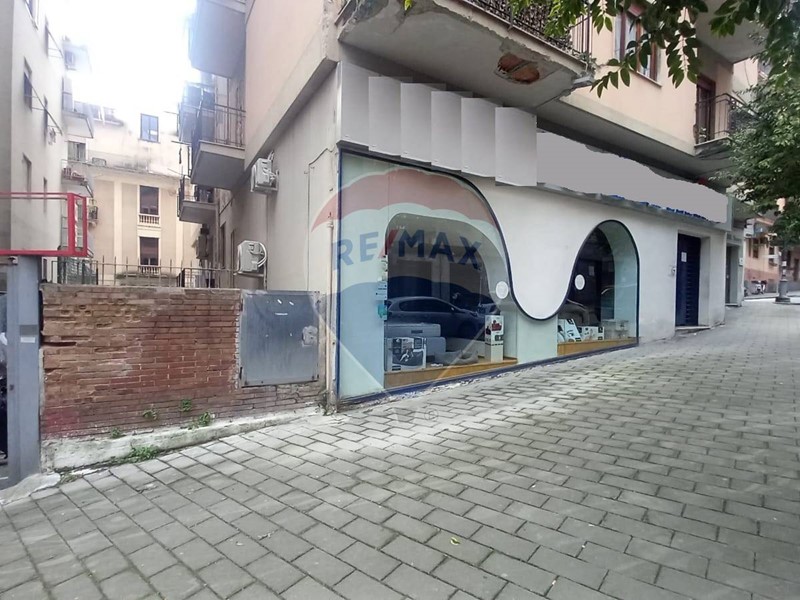 Immobile commerciale in Affitto a Salerno, 2'100€, 145 m²