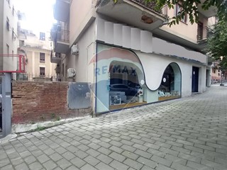 Immobile commerciale in Affitto a Salerno, 2'100€, 145 m²