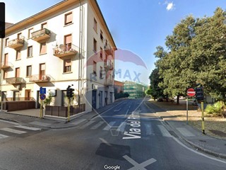 Immobile commerciale in Vendita a Prato, 298'000€, 252 m²