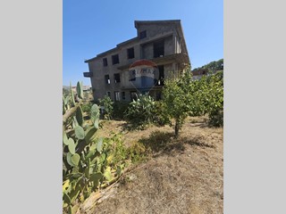 Rustico in Vendita a Mirabella Imbaccari, 150'000&euro;, 1200 m², con Box