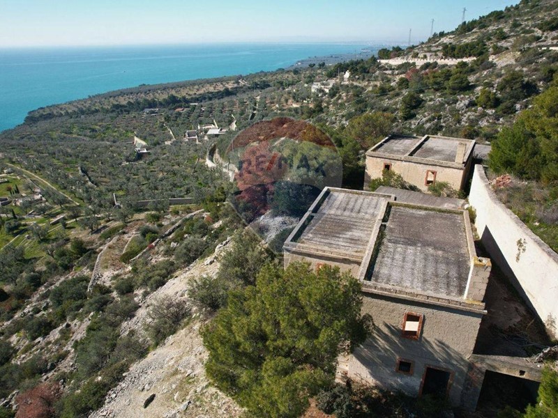 Rustico in Vendita a Mattinata, 400 m²