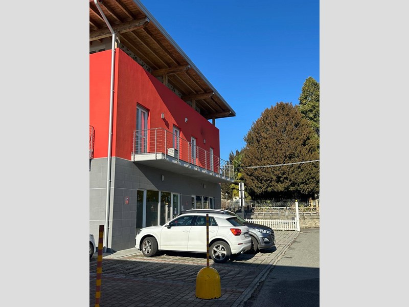 Immobile commerciale in Affitto a Castronno, 1'250&euro;, 214 m²