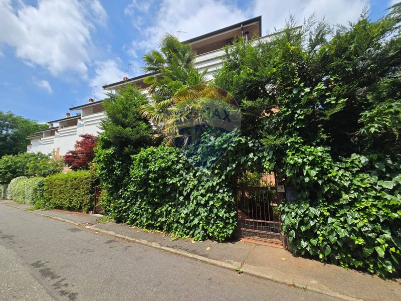 Villa in Vendita a Monza, 590'000€, 223 m²