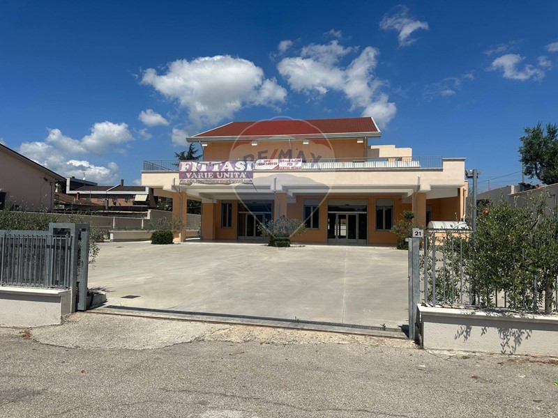 Immobile commerciale in Affitto a Benevento, 1700 m²