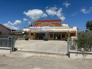 Immobile commerciale in Affitto a Benevento, 1700 m²