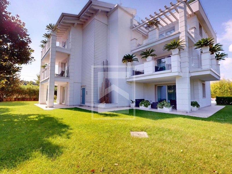 Quadrilocale in Vendita a Desenzano del Garda, 950'000€, 140 m²