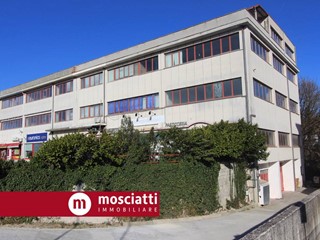 Magazzino in Affitto a Matelica, 120€, 120 m²