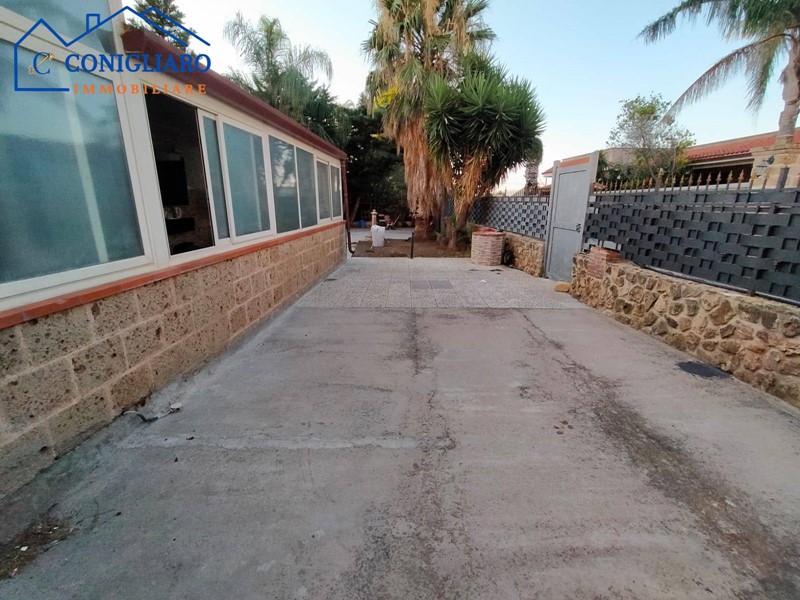 Villa in Vendita a Carini, 130'000€, 66 m²