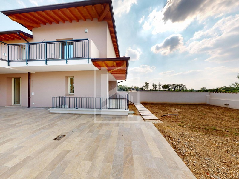 Villa in Vendita a Calcinato, 650'000€, 185 m²