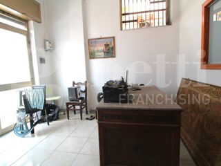 Negozio in Affitto a Arzano, 350€, 29 m²