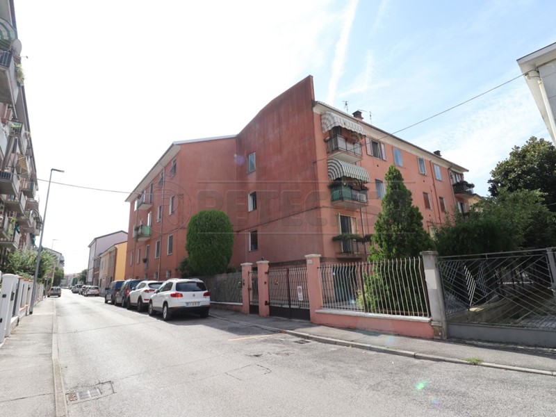 Appartamento in Vendita a Ferrara, 125'000€, 115 m², con Box