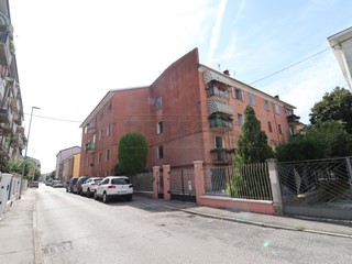 Appartamento in Vendita a Ferrara, 125'000€, 115 m², con Box