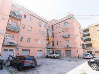 Appartamento in Vendita a Siracusa, zona Tisia Tica Zecchino, 95'000€, 139 m²