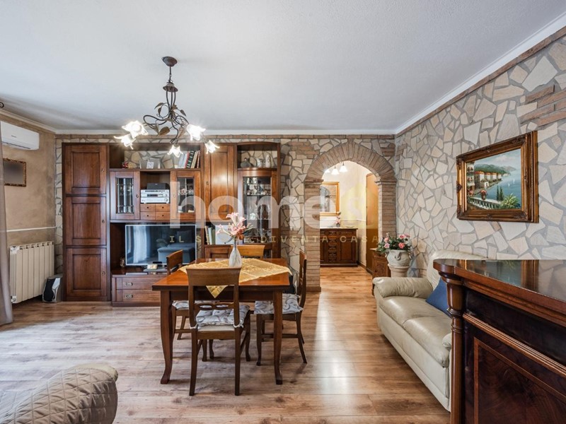 Trilocale in Vendita a Reggio Emilia, zona Pieve Modolena, 155'000€, 88 m², con Box