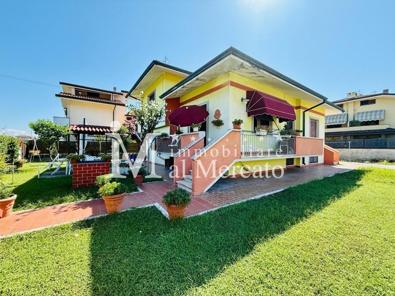 Casa Indipendente in Vendita a Viareggio, zona Torre Del Lago Puccini, 590'000€, 244 m²