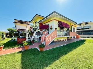 Casa Indipendente in Vendita a Viareggio, zona Torre Del Lago Puccini, 590'000€, 244 m²