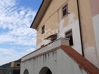 Quadrilocale in Vendita a Carrara, zona Nazzano, 109'000€, 97 m², arredato