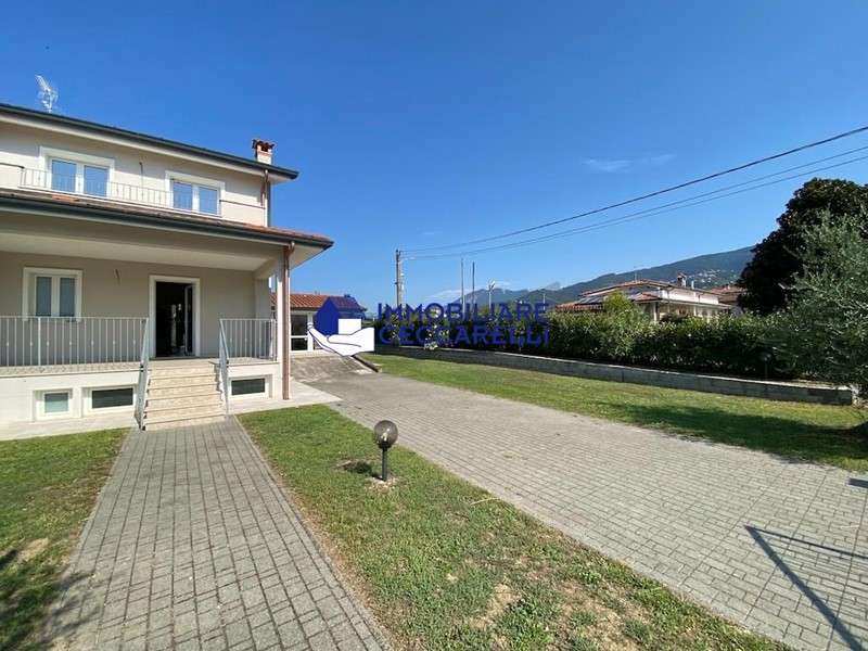 Villetta a schiera in Vendita a Montignoso, zona Renella, 530'000€, 180 m²