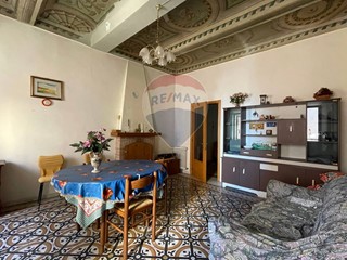 Appartamento in Vendita a Arcevia, 95'000€, 159 m²