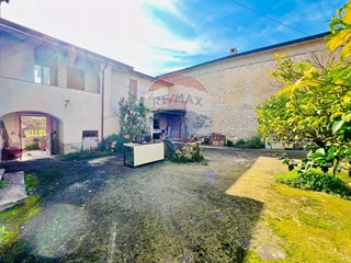 Casa Indipendente in Vendita a Baia e Latina, 99'000€, 256 m²