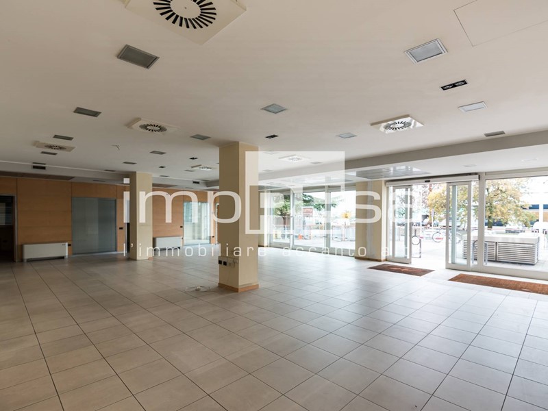 Negozio in Affitto a Villorba, 2'300€, 276 m²