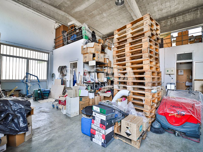 Capannone in Vendita a Trezzano Rosa, 219'000€, 375 m²