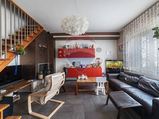 Appartamento in Vendita a Serra San Quirico, 93'000€, 186 m²