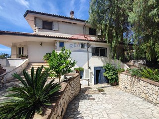 Villa in Vendita a Sessa Aurunca, 350'000€, 424 m²