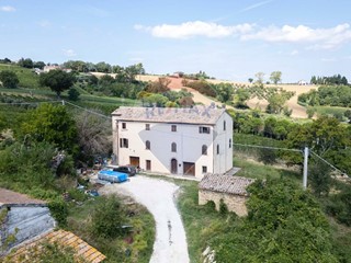 Casa Semi Indipendente in Vendita a Cupramontana, 154'000€, 150 m², con Box