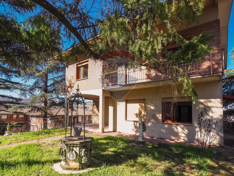 Villa in Vendita a Canossa, 180'000€, 369 m²