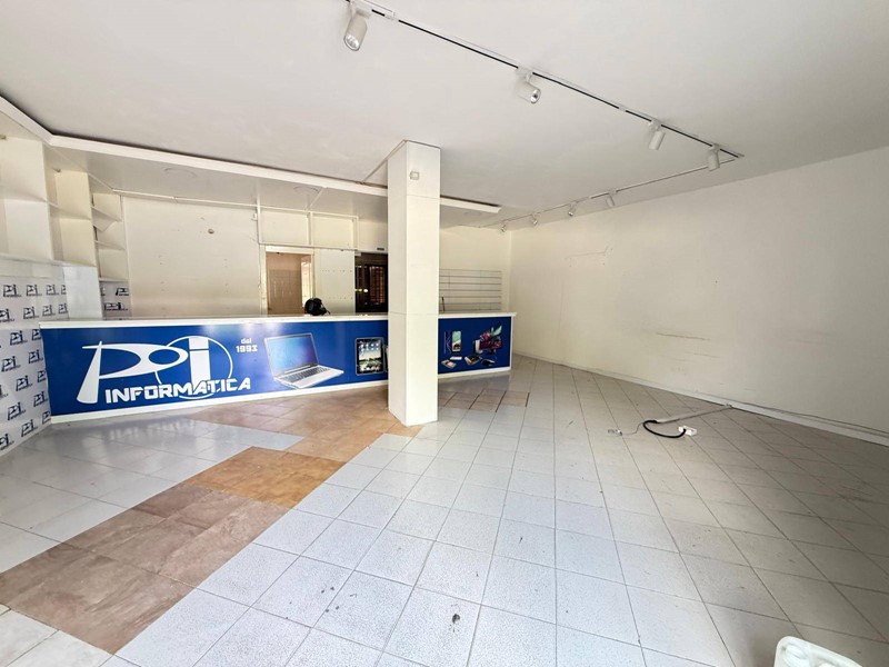 Negozio in Affitto a Caserta, 850€, 95 m²