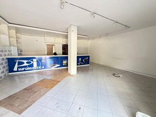 Negozio in Affitto a Caserta, 850€, 95 m²