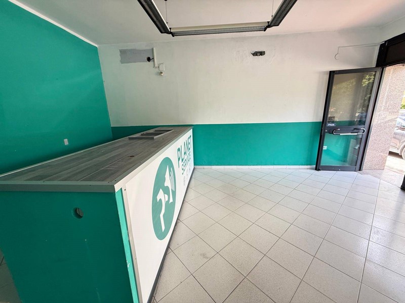 Negozio in Affitto a Caserta, 1'300€, 120 m²