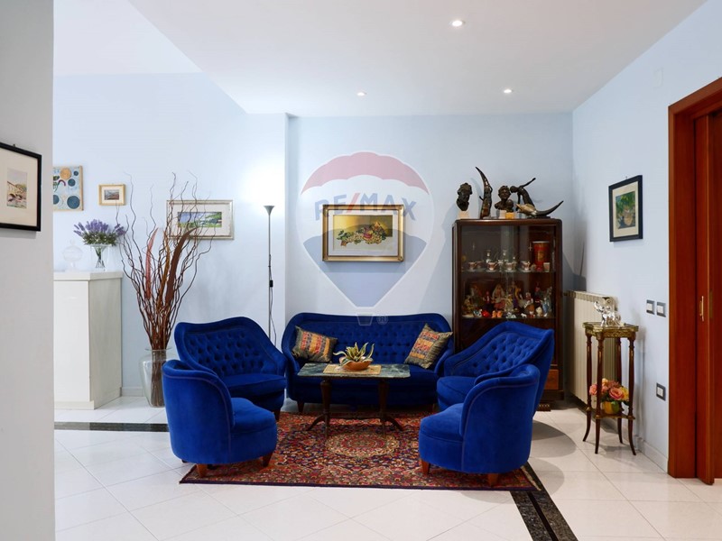 Villa in Vendita a Caserta, 550'000€, 350 m², con Box