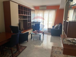 Appartamento in Vendita a Catania, 360'000&euro;, 250 m²