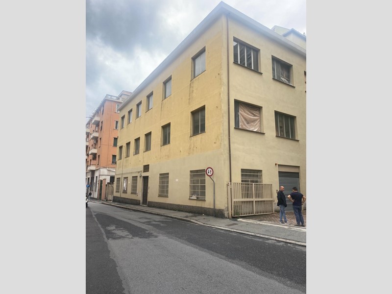 Capannone in Vendita a Genova, 350'000€, 1000 m²