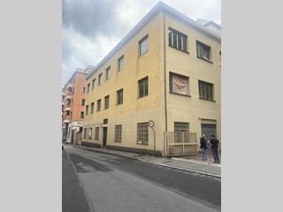 Capannone in Vendita a Genova, 350'000€, 1000 m²