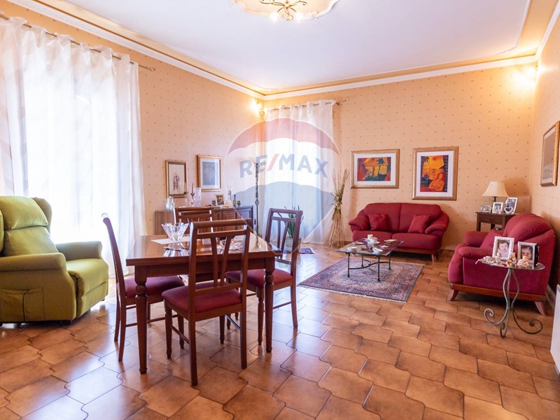 Villa in Vendita a Moio Alcantara, 490'000€, 600 m²