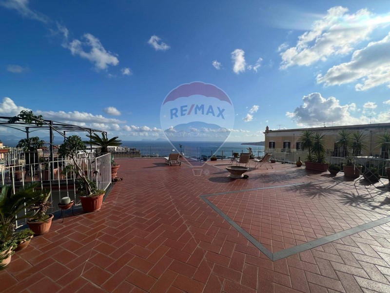 Appartamento in Vendita a Napoli, 950'000€, 202 m²
