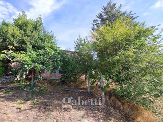 Casa Indipendente in Vendita a Campobasso, 49'000€, 334 m²
