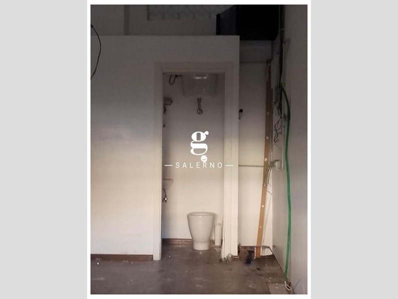 Negozio in Affitto a Salerno, 900€, 23 m²