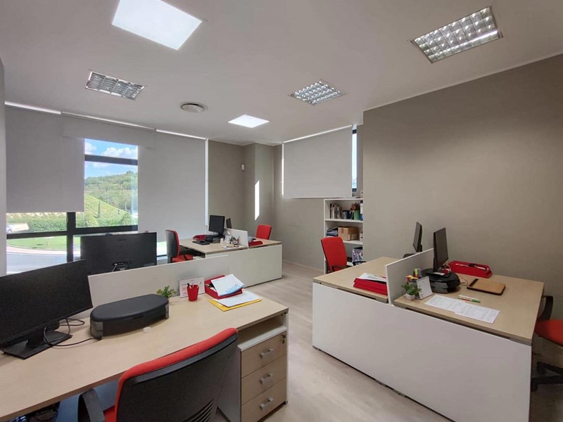 Ufficio in Affitto a Corciano, 1'100€, 150 m²