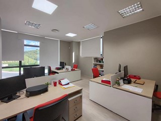 Ufficio in Affitto a Corciano, 1'100€, 150 m²