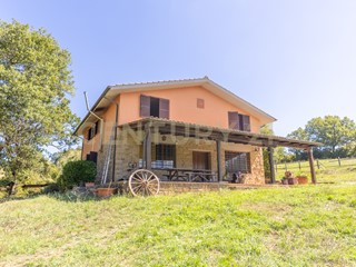 Casa Indipendente in Vendita a Barbarano Romano, 220 m², arredato